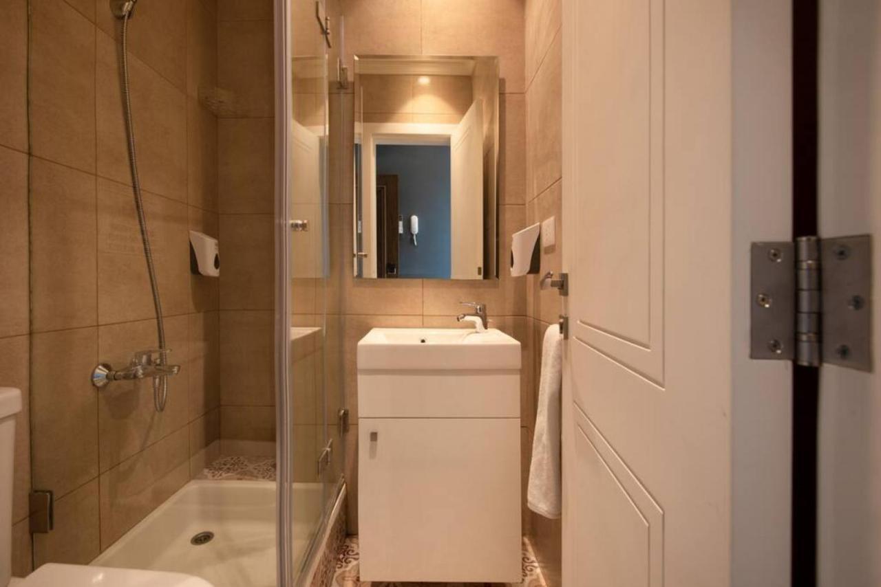 Em Shadi's 404 In Mar Mikhael *